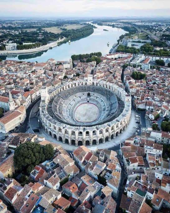Nuit A La Roquette, Arles Apartment ภายนอก รูปภาพ